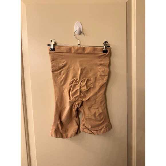 Skims Seamless Sculpt Mid Thigh Short Size 2X/3X
Ochre - Picture 8 of 10